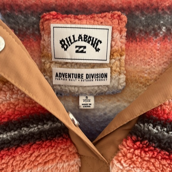 Size small, Billabong sweater - Picture 3 of 3